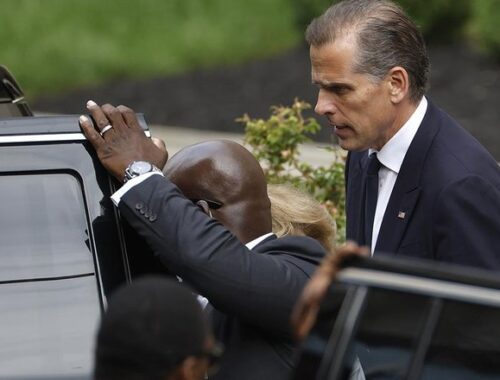 Daily Mail узнала об отъезде сына Байдена из США на фоне долга  млн