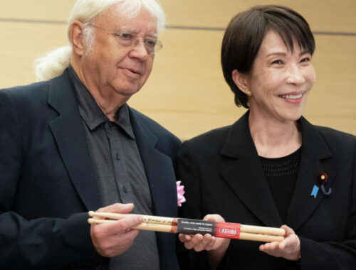 Премьер Японии подарила группе Deep Purple барабанные палочки с автографом