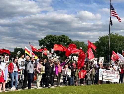 «Бессмертный полк» прошёл по центру Вашингтона с портретами ветеранов