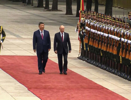 Пушки, караул и «Подмосковные вечера»: как принимали Путина в Пекине (видео)