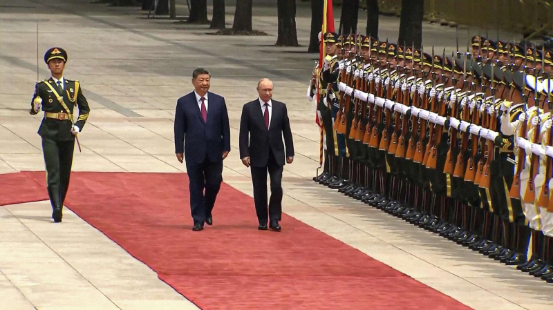 Пушки, караул и «Подмосковные вечера»: как принимали Путина в Пекине (видео)