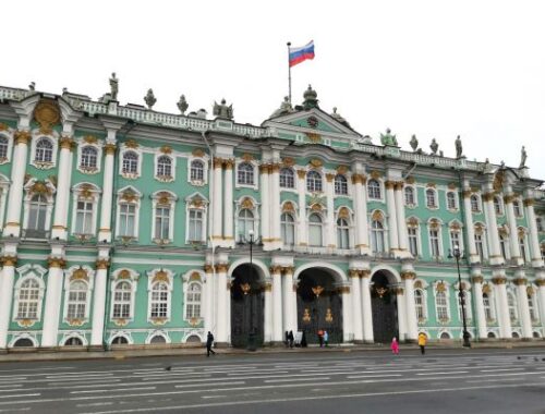Разорившийся предприниматель захватил с ножами императорский трон в Эрмитаже