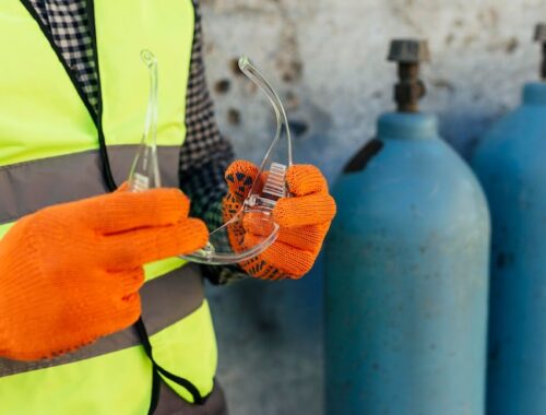 Взрыв газового баллона у рабочих