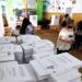 Выборы в Армении: граждане заходят на участки с готовыми избирательными бюллетенями