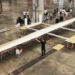 Бумажный самолет весом с лабрадора пролетел 59 м — посмотрите, как эмоционально радуются рекорду его создатели