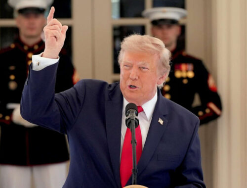Клюшки, молоко и цемент: Трамп ввел пошлины в 50% на товары из Канады