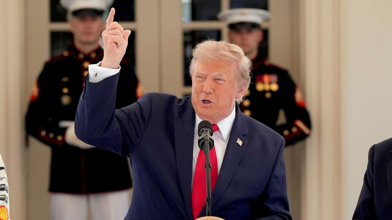 Клюшки, молоко и цемент: Трамп ввел пошлины в 50% на товары из Канады