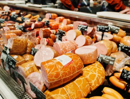 Колбаса по ГОСТу, но мяса почти нет: Нутрициолог объяснил, что скрывают категории «Г» и «Д»