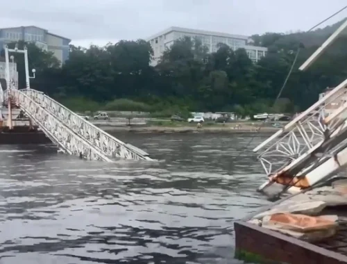 На пляже в Приморье рухнул пешеходный мост — в море упали около 20 туристов