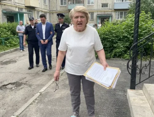 Пенсионерка отправила мэра за решётку, а теперь жалеет его. Даёт интервью Пенсионерка отправила мэра за решётку, а теперь жалеет его. Даёт интервью