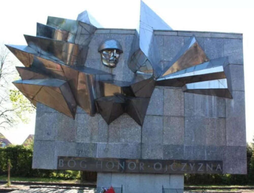 Поляки снесли памятник советским воинам в Пыжицах Поляки снесли памятник советским воинам в Пыжицах