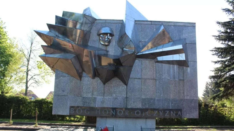 Поляки снесли памятник советским воинам в Пыжицах