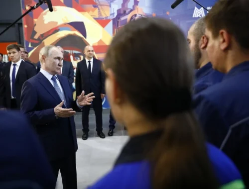 Путин после посещения Адмиралтейства пообщался с петербуржцами
