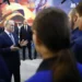 Путин после посещения Адмиралтейства пообщался с петербуржцами