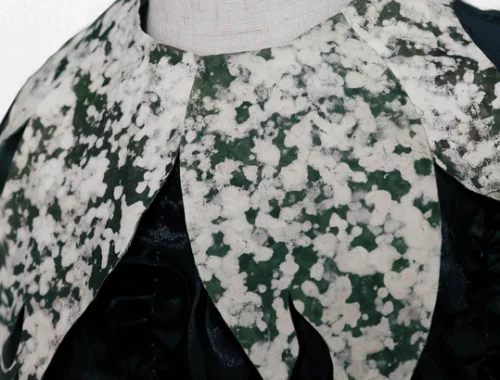 Оно живое! В Китае сшили платье из гриба кордицепс военный, способное латать на себе дырки